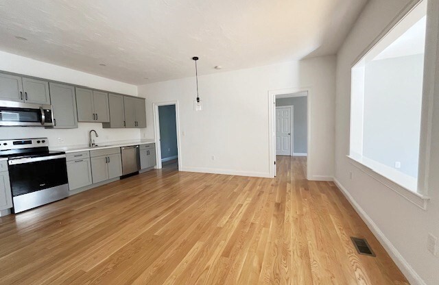 3 beds, 1 bath, 1,750 sqft, $3,400, Unit 1