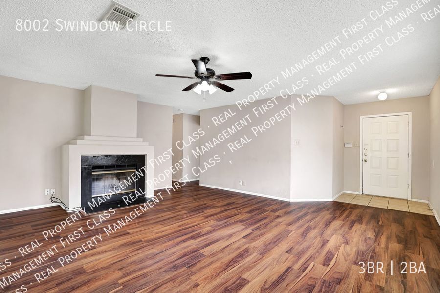 8002 SWINDOW CIR