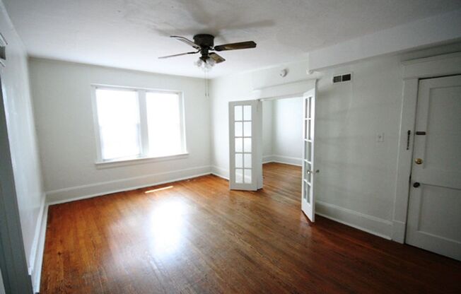 906 W Trinity