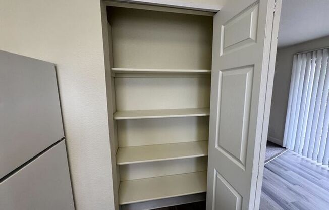 2 beds, 1 bath, 902 sqft, $2,075, Unit H201
