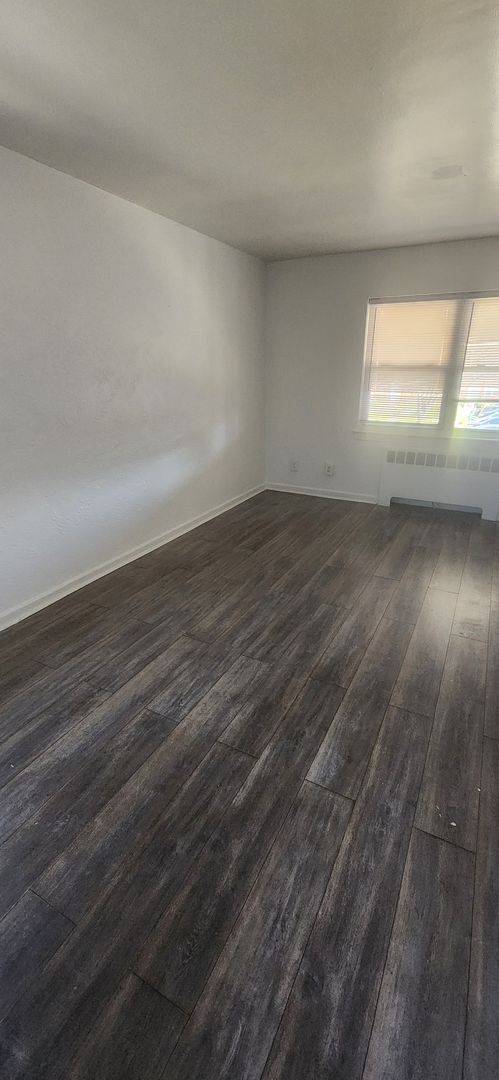 2 beds, 1 bath, 850 sqft, $1,595, Unit B-12