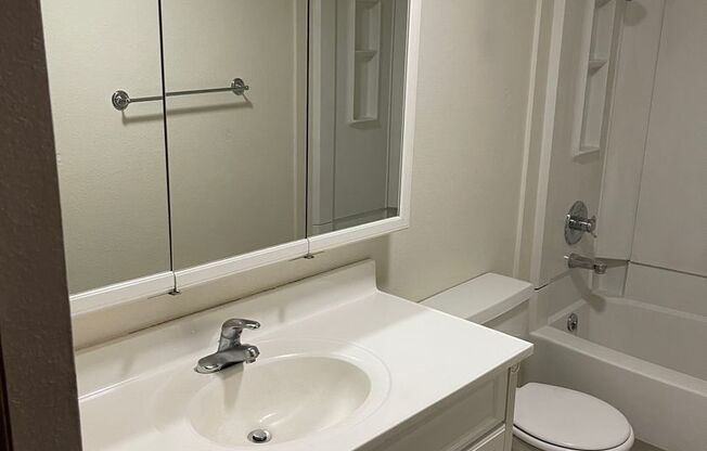 2 beds, 1 bath, 712 sqft, $1,150, Unit 2