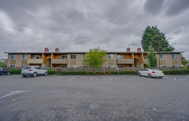 2 beds, 1 bath, 800 sqft, $1,600, Unit 13*