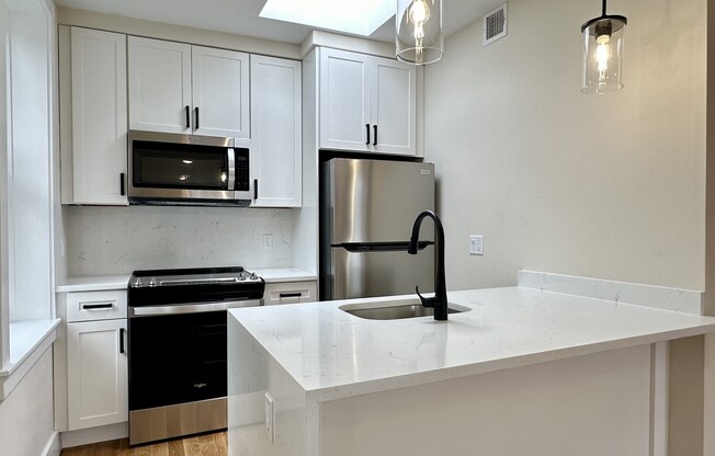 2 beds, 1 bath, $4,800, Unit 5R