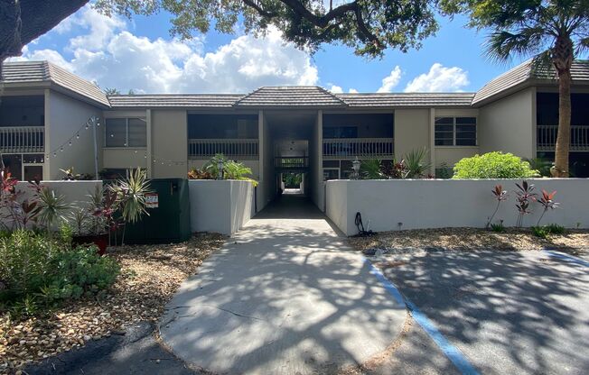 Charming 2/2 Seasonal Rental in Sarasota – Minutes from the Beach! Private Courtyard Included!!