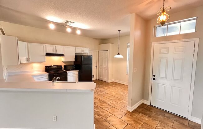 Charming 3 Bedroom and 2 Bath Home in Apopka! Washer and Dryer INCLUDED!