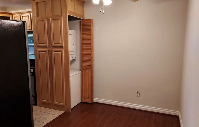 Upstairs 1-Bedroom Condo North of Adams Ave, Washer/Dryer in unit with parking!