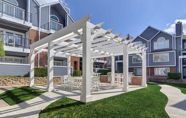 Trellis at Lake Highlands exterior covered sitting area