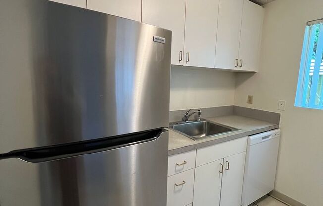 2 beds, 1 bath, 669 sqft, $1,245, Unit 33