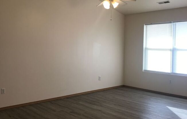 2 beds, 1 bath, 800 sqft, $695, Unit 4