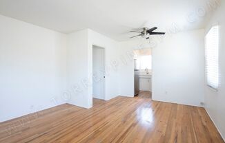 Bright 2 BR in Great Pacific Beach Location with Washer/Dryer!