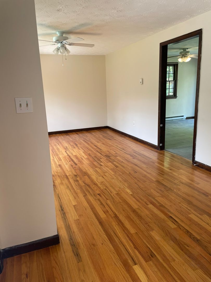 Townhouse style 3 bedroom, 1.5 bathroom