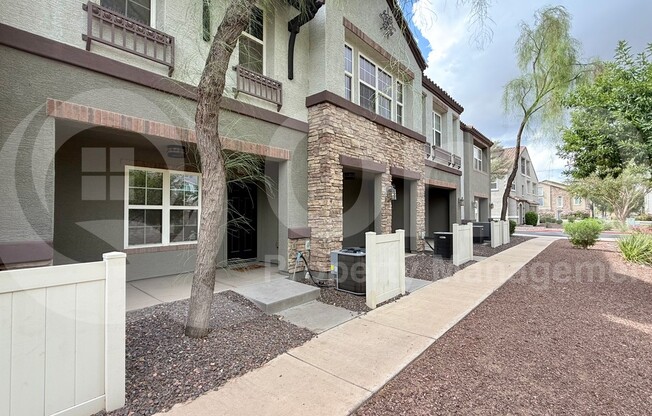 2222 E HUNTINGTON DR