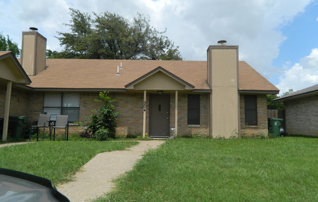 AVAILABLE NOW!!!  Nice 2-Bed, 2-Bath Half Duplex in Mansfield