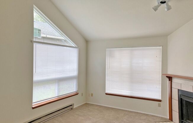 Lovely 3 Bedroom Home in Gated Community in Renton