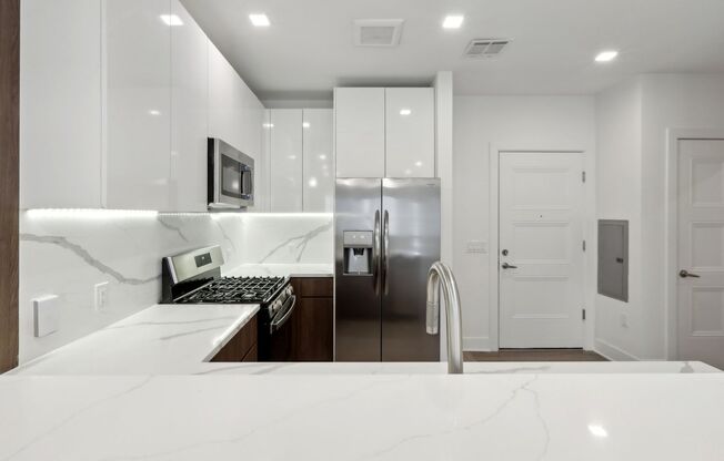 2 beds, 2 baths, 984 sqft, $2,850, Unit 203
