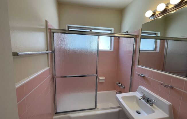 2 beds, 1 bath, 888 sqft, $2,250, Unit 223