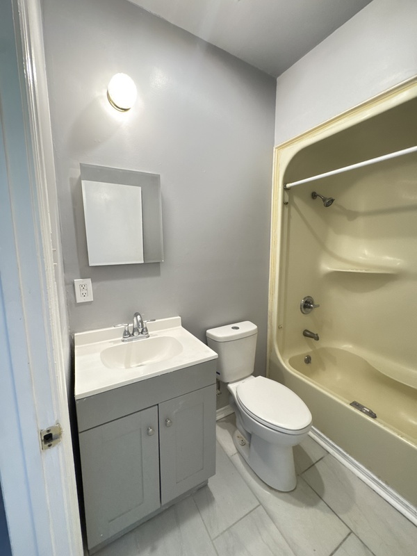436 W QUEEN LN
