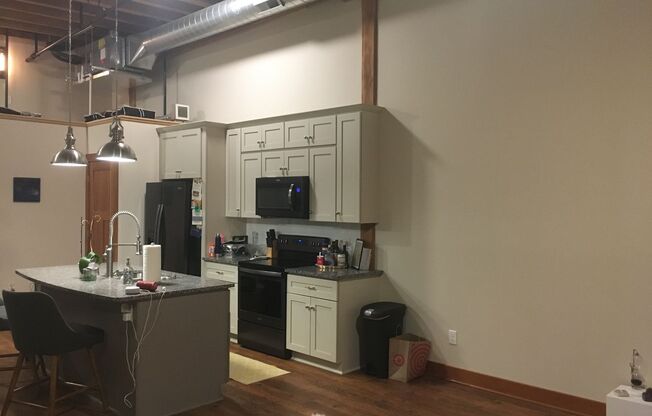 Studio, 1 bath, 773 sqft, $1,335, Unit 304