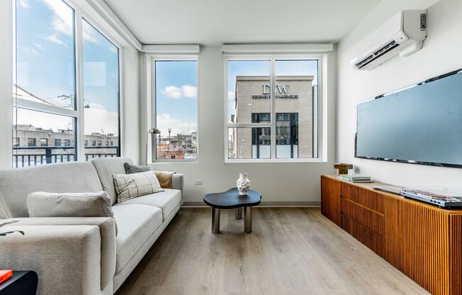 2 beds, 2 baths, 817 sqft, $4,005, Unit 212