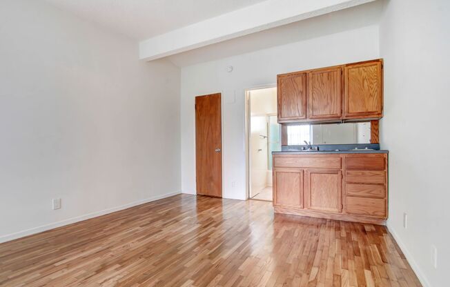 1010 Pico Blvd in Santa Monica. Walk to the beach and Main St!