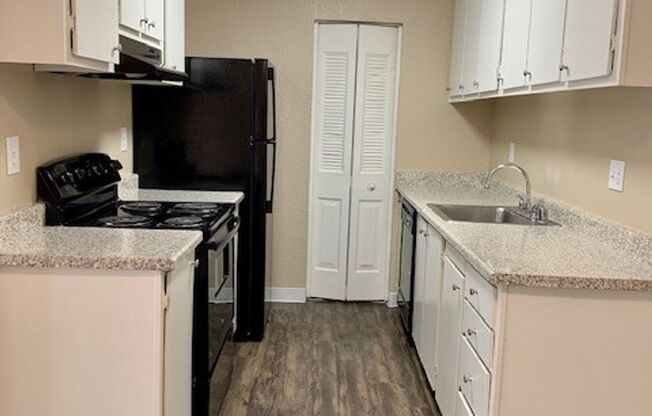 2 beds, 1 bath, 861 sqft, $1,725, Unit 121