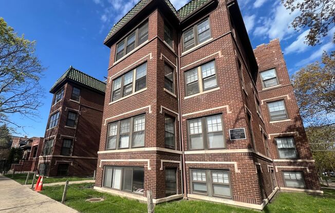 Lovely and Very Large Ravenswood Manor 1 BR