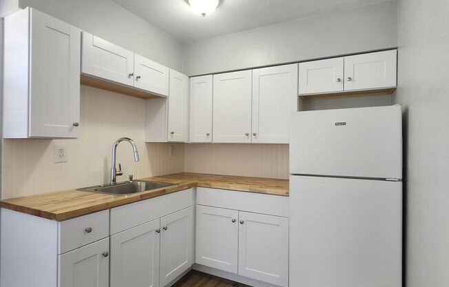 ** UNDER NEW MANAGEMENT **  1 Bedroom / 1 Bath Apartment