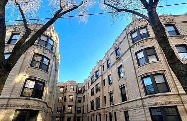 1239 W CHASE