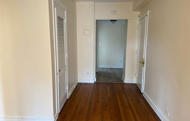 1 bed, 1 bath, 572 sqft, $1,510, Unit Old King Edward 21