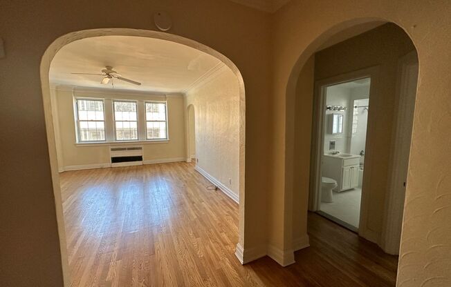 1 bed, 1 bath, 962 sqft, $1,560, Unit New King Edward  503