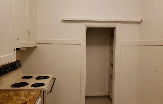 2 beds, 1 bath, $810, Unit J