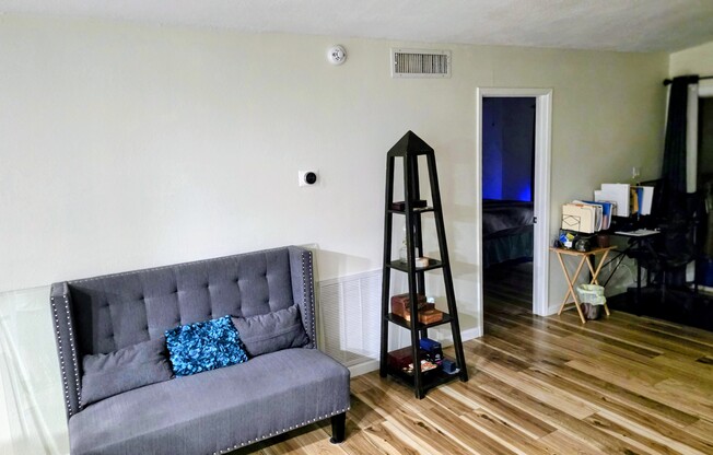 5306 N 15 DR
