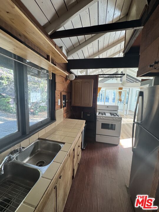 825 N BEVERLY GLN BLVD