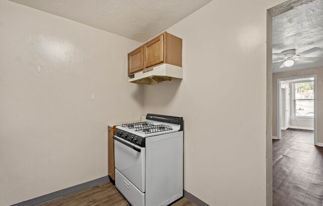 2 beds, 1 bath, 800 sqft, $749, Unit 103 W Lincoln Avenue #8