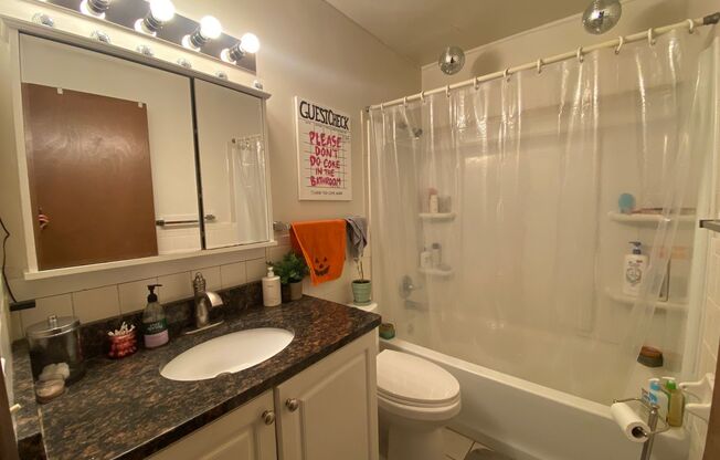 2 beds, 1 bath, $1,250, Unit #08