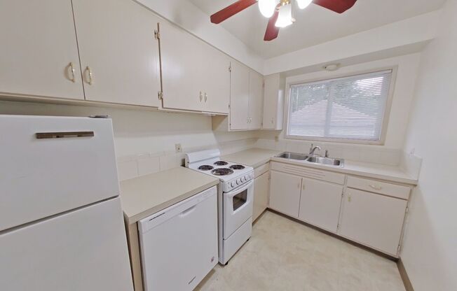 2 beds, 1 bath, $1,550, Unit 13