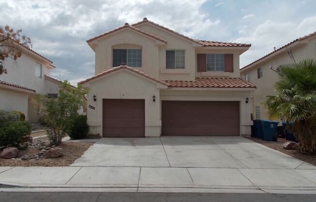 Spacious 4-Bedroom Home with Pool & 3-Car Garage – Pool Service Included!