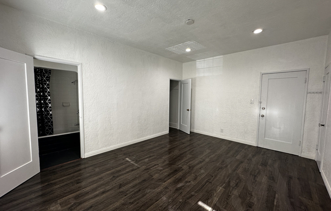 216 E Valencia Ave 5