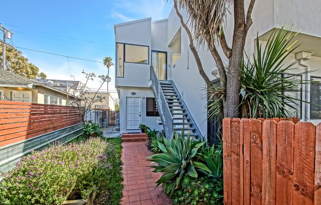 MODERN & BRIGHT. TOP-FLOOR, 4BR3BA HOUSE-LIKE APARTMENT W/ OPEN FLOOR PLAN, 3 DECKS FOR INDOOR/OUTDOOR LIVING & 2-CAR GARAGE JUST BLOCKS TO ABBOT KINNEY, PARK & MINS TO CANALS & BEACH!