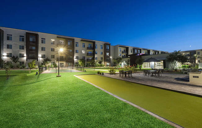 Outdoor Putting Green at Glen 91 Apartments located in Glendale, AZ.