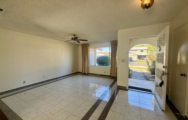 Beautiful single story home 3bedrooms, 2baths. located in Pocket area!!