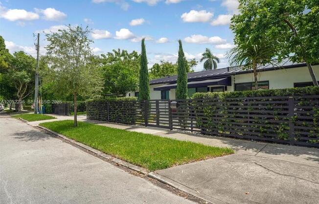 2484 SW 25 ST
