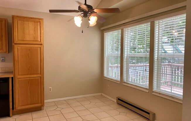 Light & Bright End Unit Townhouse!