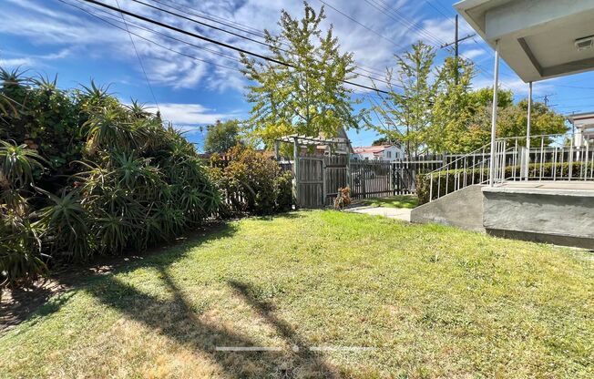 Charming Duplex Lower Unit – 2bd 1ba Nestled in the Heart of Berkeley