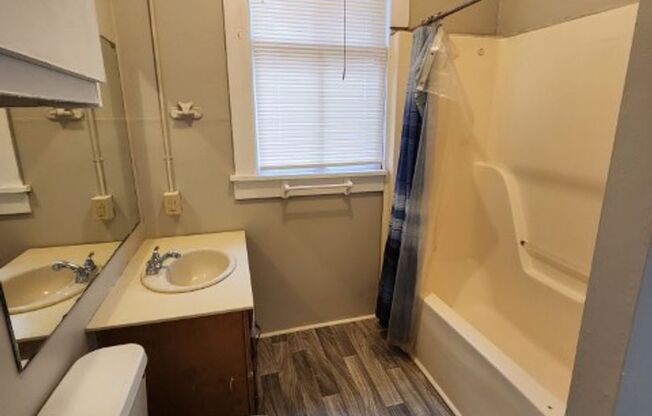 3 beds, 1 bath, $800