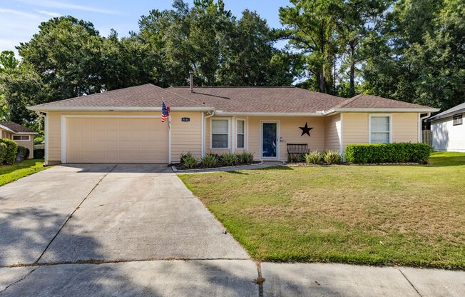 Experience a breezy lifestyle in the convenient Eagle Point subdivision!
