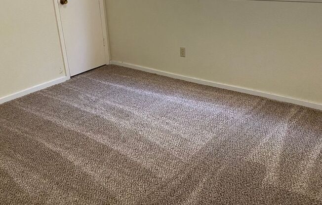 2 beds, 1 bath, 710 sqft, $850, Unit E-2