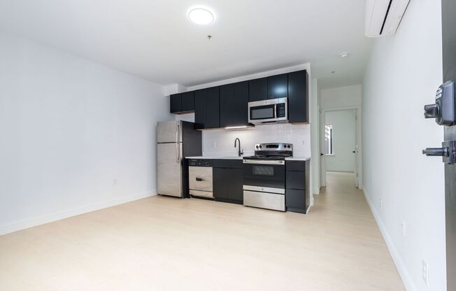 3 beds, 2 baths, 1,015 sqft, $1,890, Unit 14