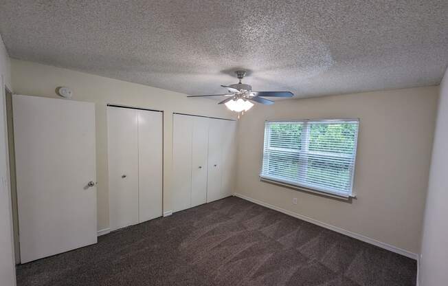 Large one bedroom  with ceiling fan